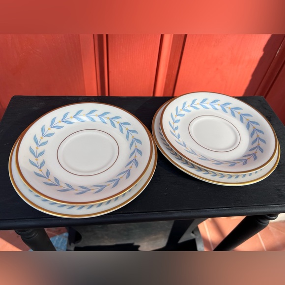 A Pair of Old Ivory Teacups With Saucers and Bread Plates - Picture 4 of 8